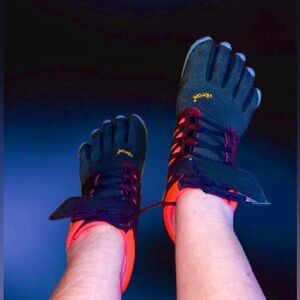Vibram V-Train Black/Coral/Grey Wmns sz 7.5/8